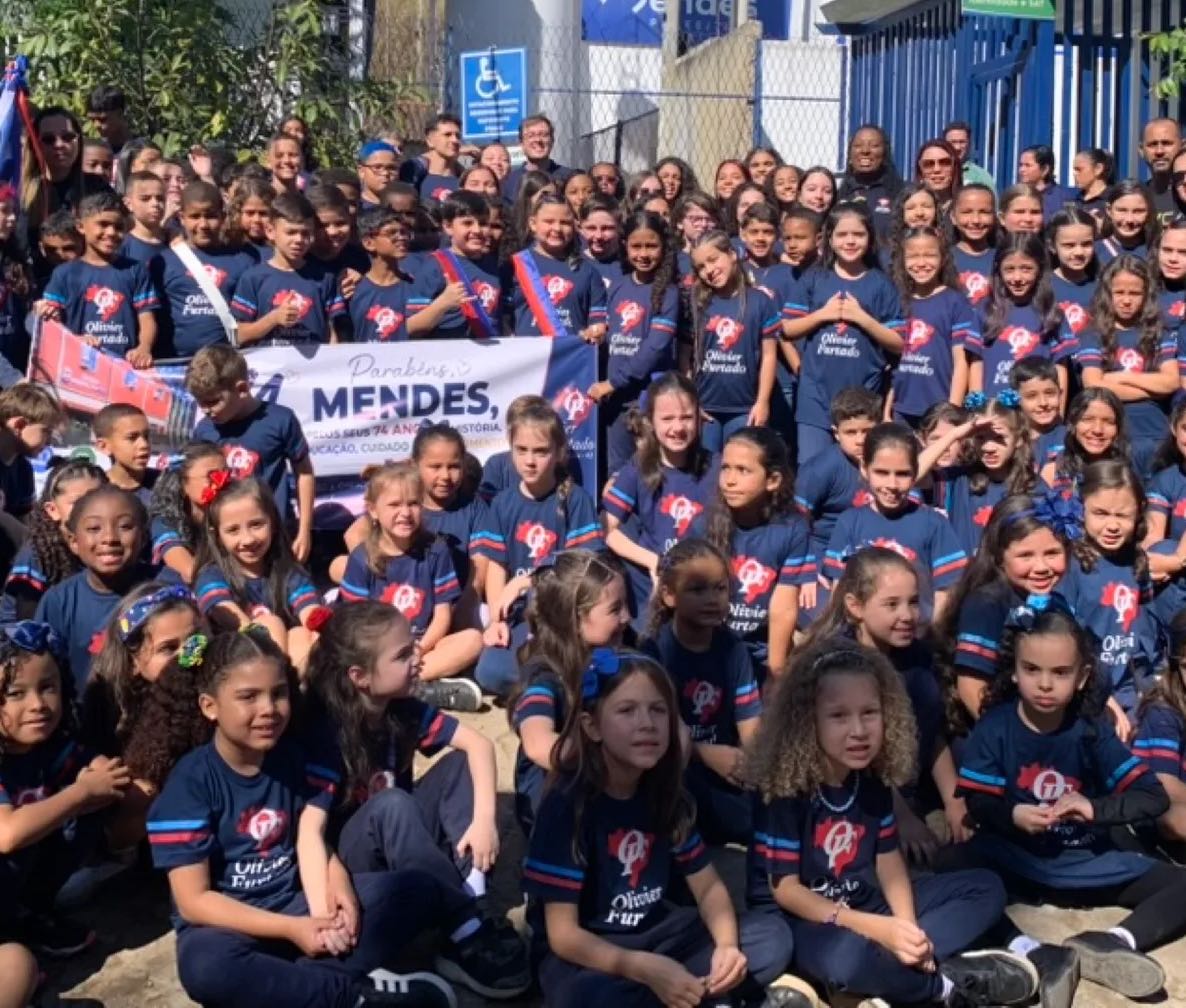 Comunidade da Escola Olivier Furtado reunida em comemoração na cidade de Mendes