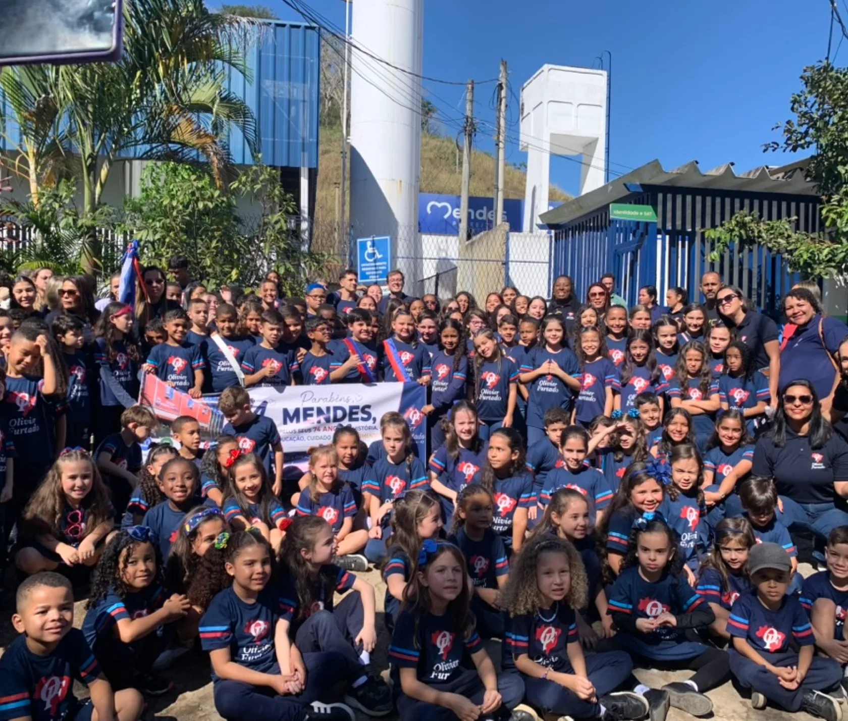 Comunidade da Escola Olivier Furtado reunida em comemoração na cidade de Mendes